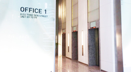 『サブウェイ』の対面に当社が入るオフィスタワー『OFFICE 1』への入口があります。